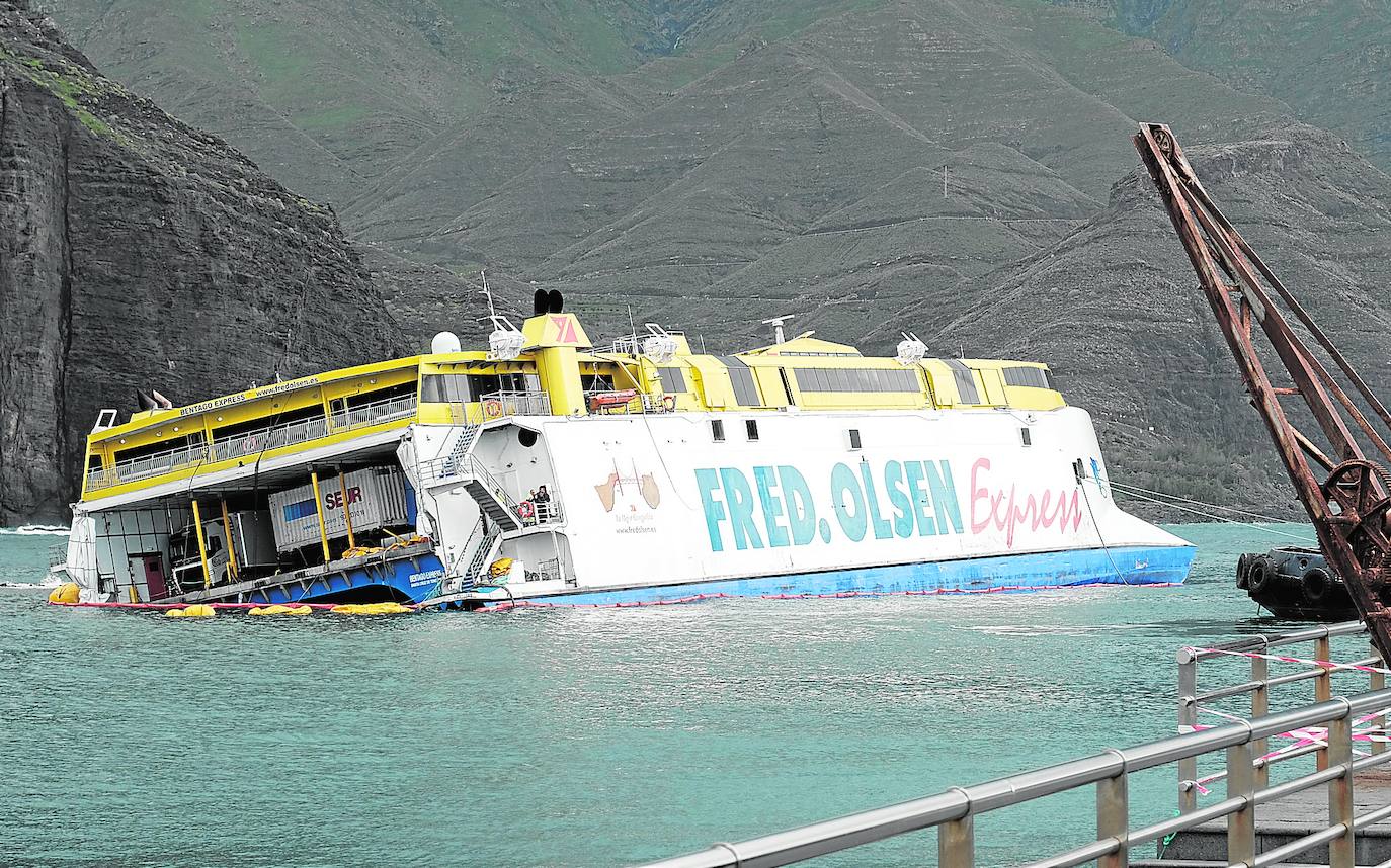 Un ferri rápido de Fred. Olsen encalló en enero en la costa de Agaete y los trabajos para liberarlos se alargaron durante 48 horas.