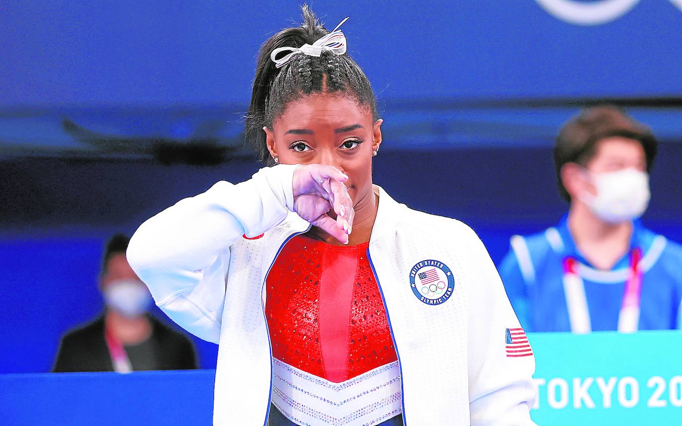 La norteamericana Simone Biles renunció a competir en Tokio al anteponer su salud. Acusa la presión de buscar siempre la victoria y el caso de abusos sexuales cometido por un médico del equipo olímpico.