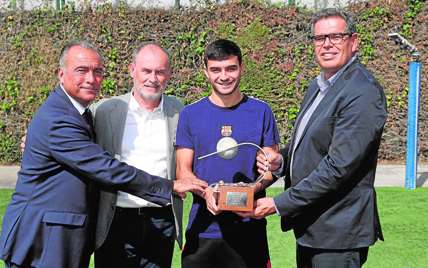 El tinerfeño Pedri recibió el Premio Germán Dévora que entrega CANARIAS7. Pedri fue una de las estrellas de la Eurocopa, participó también en los Juegos de Tokio y es el joven de moda en el fútbol europeo.