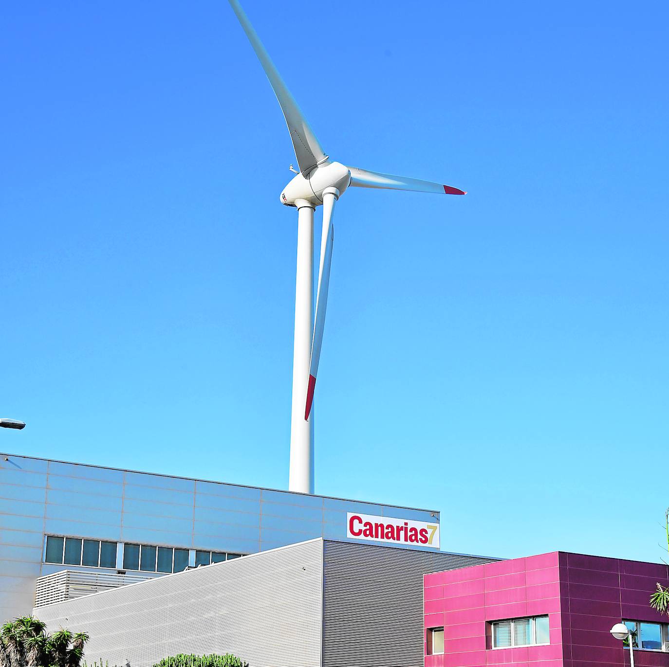 CANARIAS7 inauguró en noviembre su parque eólico en Arinaga, junto a la planta de impresión, que se suma a las instalaciones fotovoltaicas en ese lugar y en la sede de El Sebadal.