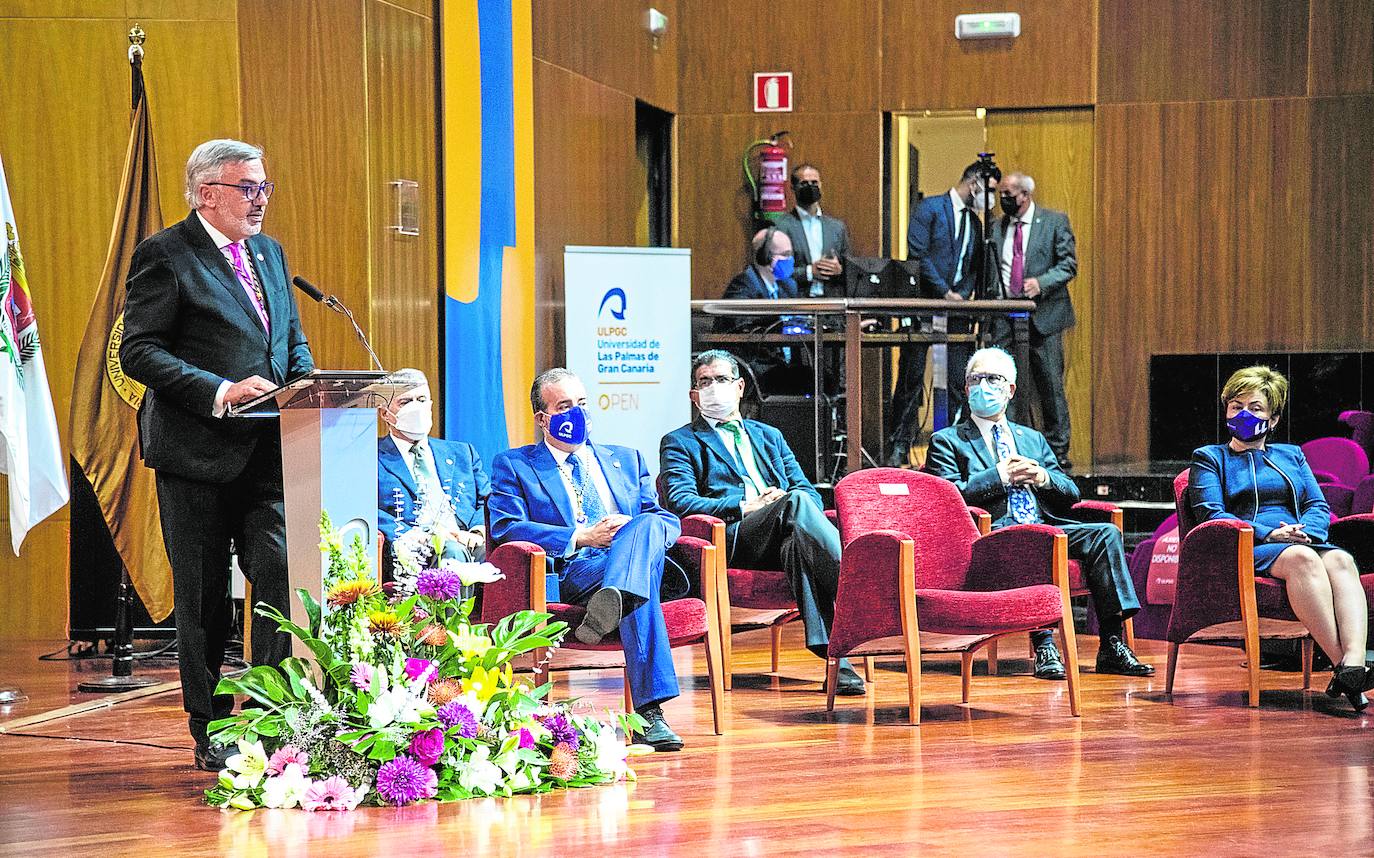 Lluís Serra fue elegido rector de la Universidad de Las Palmas de Gran Canaria tras vencer en las elecciones a Rafael Robaina.