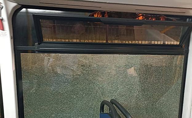 Imagen principal - Imagen de las piedras lanzadas y del daño causado. 