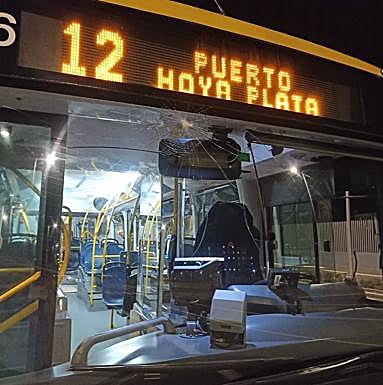 Impacto en el cristal frontal de la guagua. 