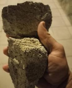 Imagen secundaria 1 - Imagen de las piedras lanzadas y del daño causado. 