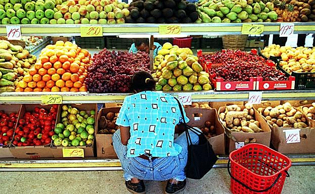 Entre los productos que se han encarecido figuran las frutas. 