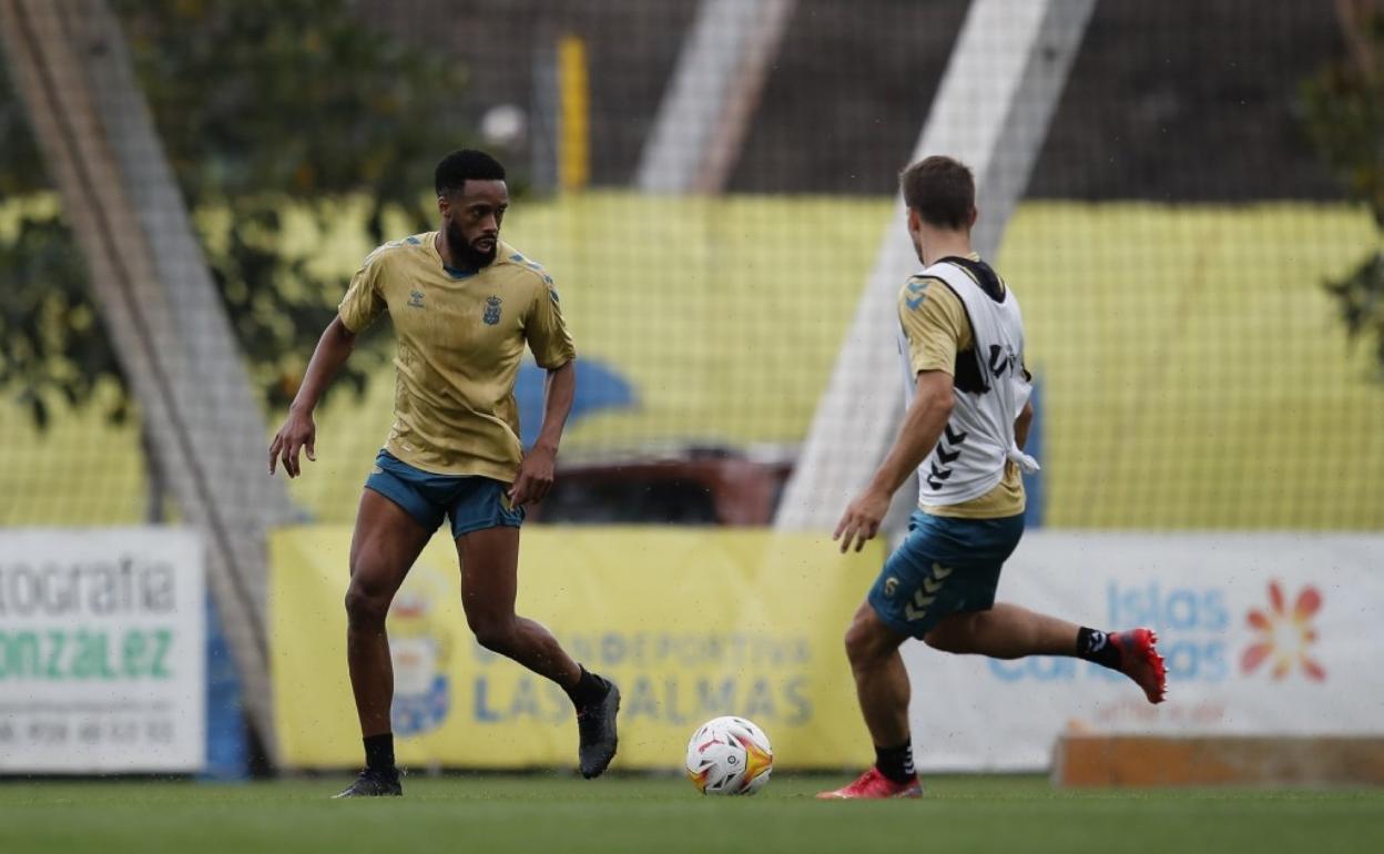 Hernani, tocando pelota ayer en el entrenamiento de ayer en Barranco Seco. El portugués podría debutar el domingo. 
