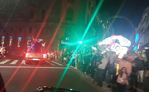 Los ciudadanos saludan a los Reyes Magos desde Triana en la noche del miércoles. 
