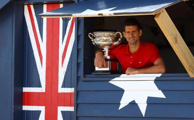 Novak Djokovic muestra uno de sus trofeos en el Open de Australia. 