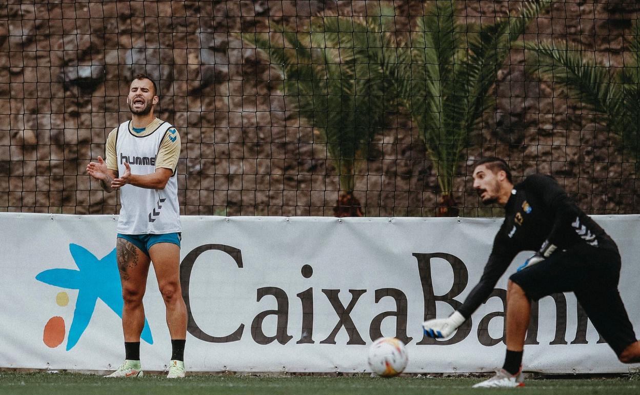 Jesé Rodríguez anima a sus compañeros en un entrenamiento en Barranco Seco. A la derecha, Valles saca con la mano. 