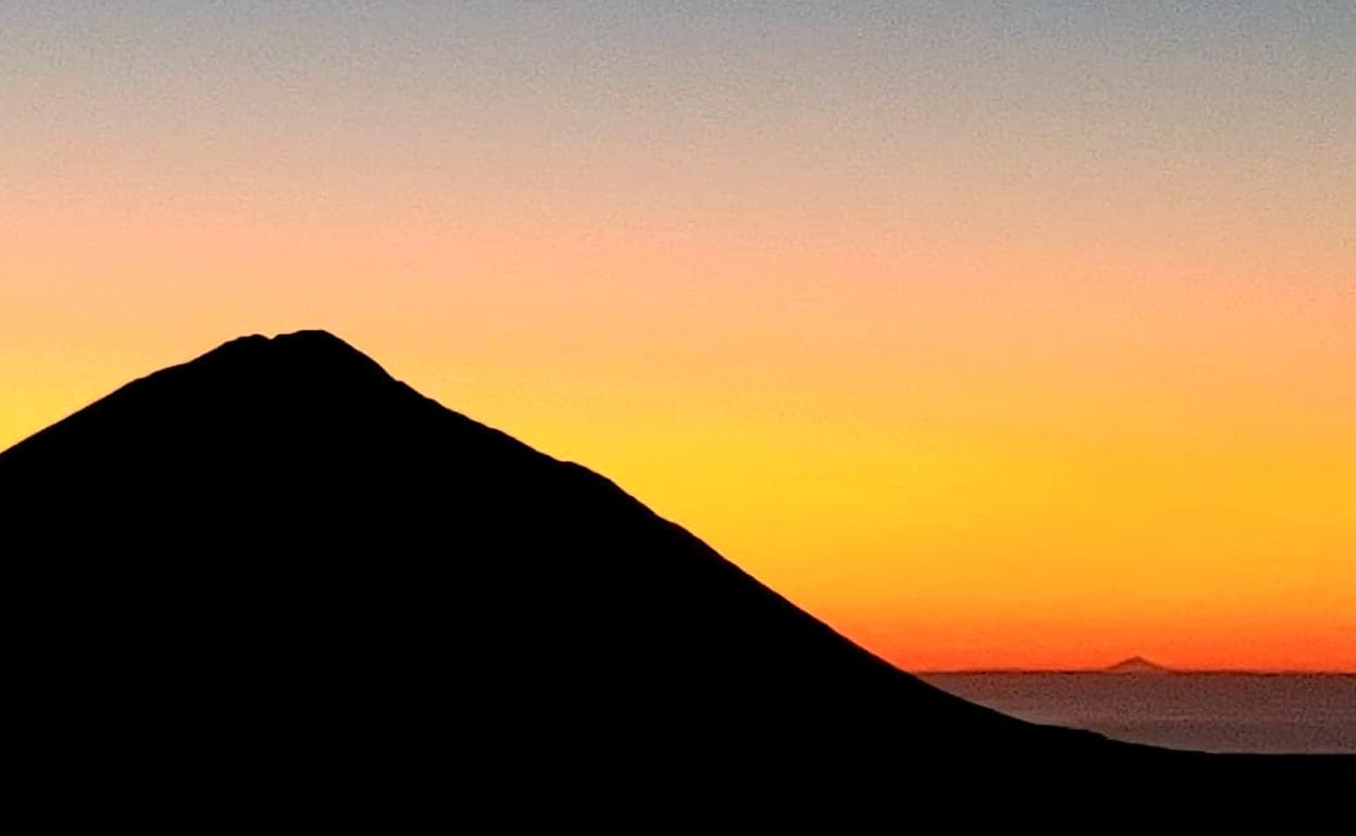 Tindaya en primer término, con el Teide al fondo. 