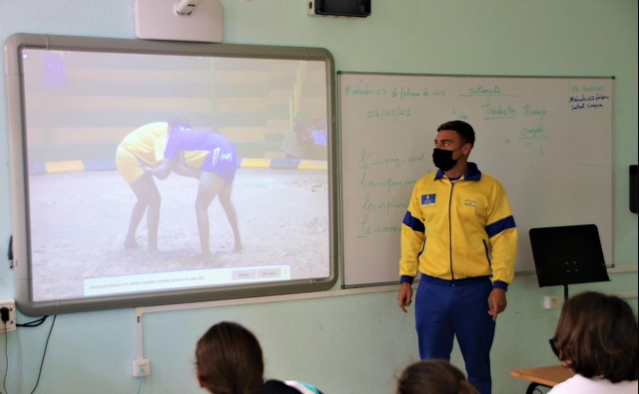 La lucha canaria regresa a los colegios con la escuela del Cabildo de Gran Canaria. 