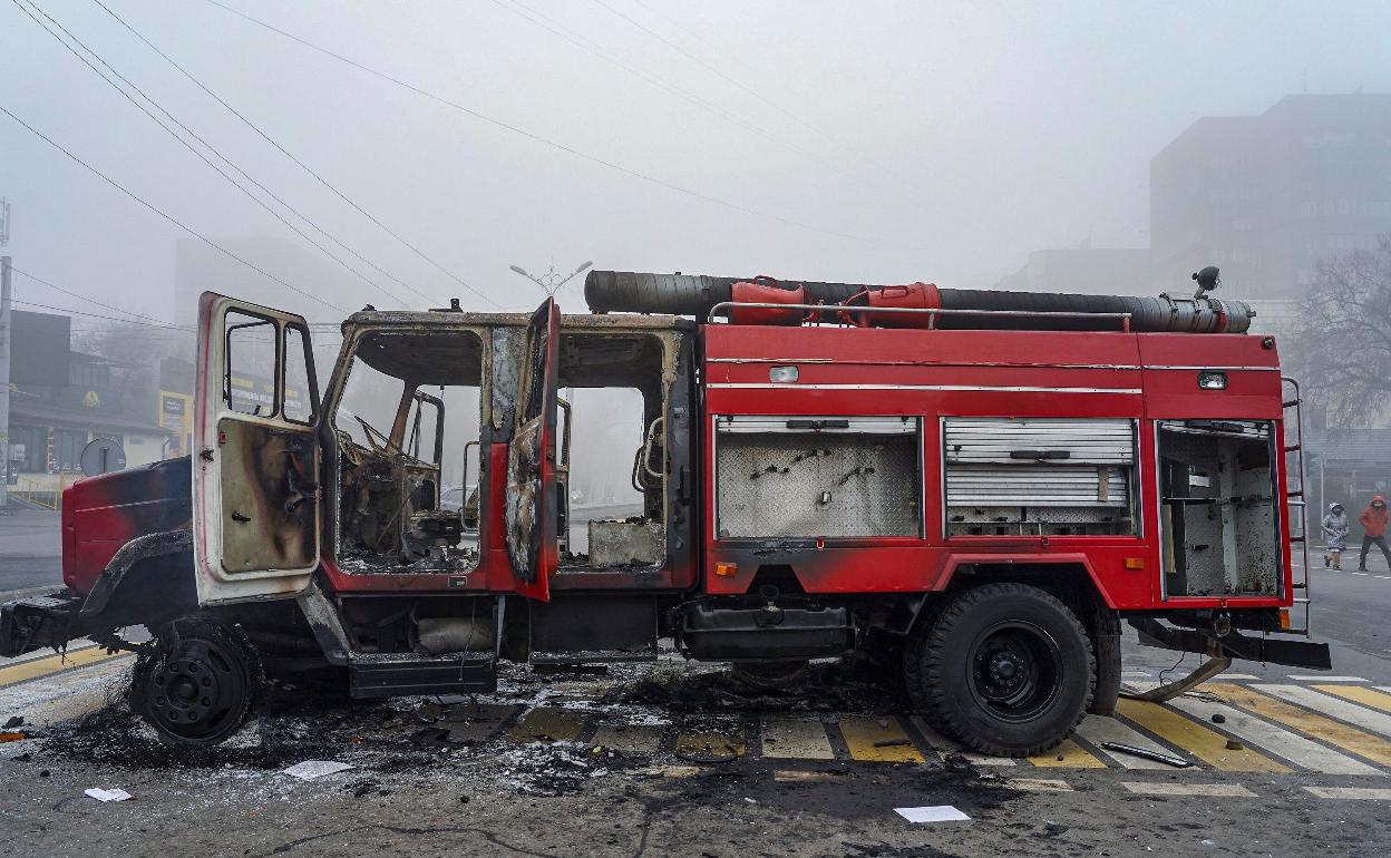 El camión de bomberos que se quemó durante las protesta.
