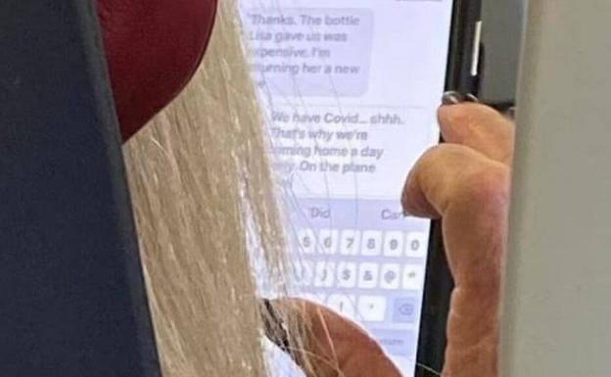 Pillada en un avión enviando un sms en el que confiesa su positivo