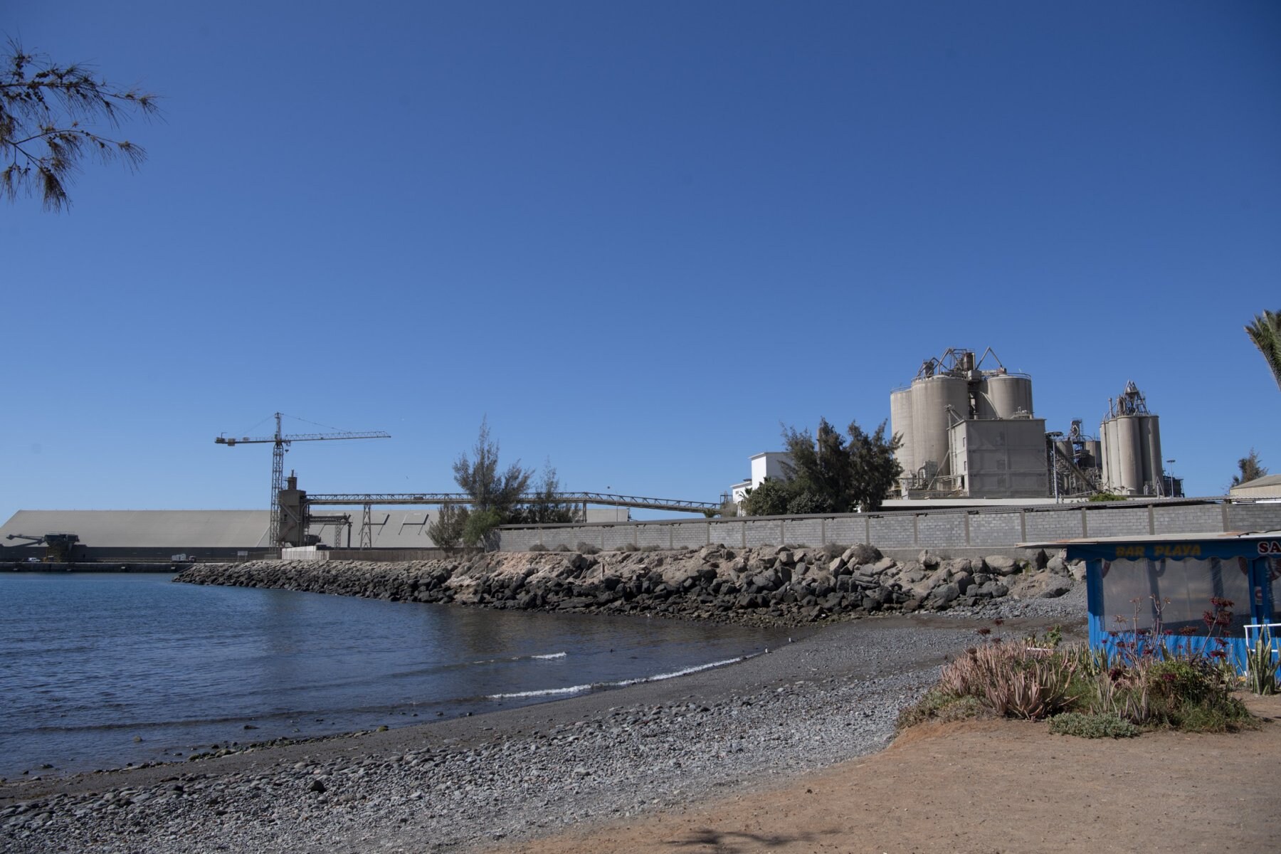 Vista general de la cementera y del puerto de Santa Águeda, en la localidad de El Pajar. 