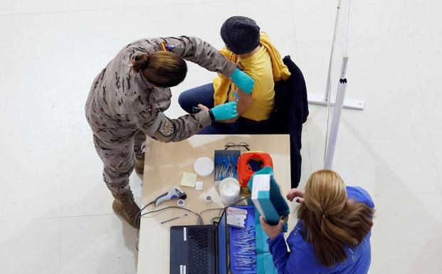 Personal de la Armada colabora en la vacunación en Ferrol.