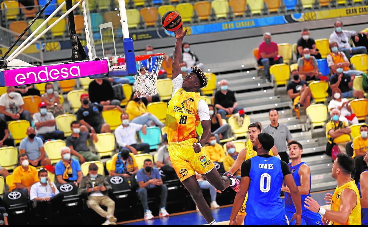 El pívot senegalés Khalifa Diop machaca el aro durante el encuentro entre el Gran Canaria y el FC Barcelona. 