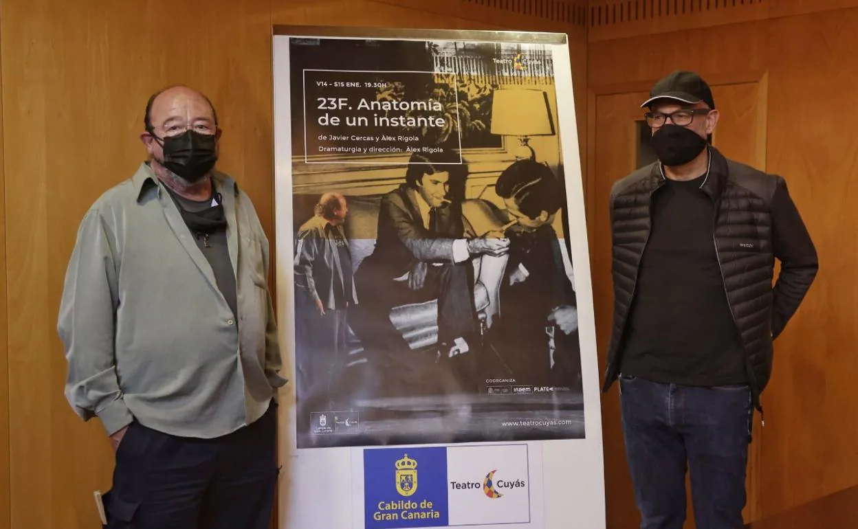 El actor Pep Cruz (izquierda) y el director Àlex Rigola posan junto al cartel del montaje '23-F: Anatomía de un instante', que hoy y mañana se representa en el Cuyás. 