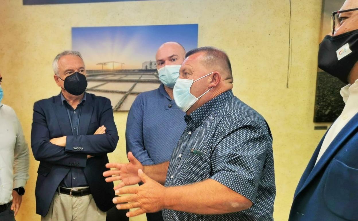 El alcalde de Antigua, en una reunión con el tejido empresarial. 