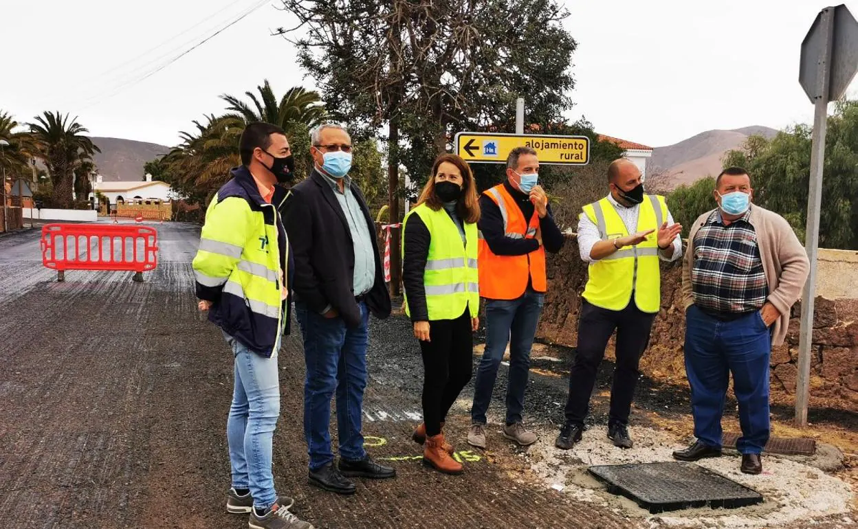 El presidente Sergio Lloret, consejeros, alcalde de Antigua y responsables de Tragsa, antes de asfaltar. 