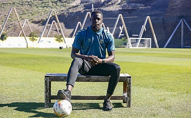 Nuke Mfulu posa en el césped de Barranco Seco momentos antes de conceder la entrevista. 