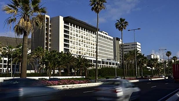 2.200 sanitarios de Canarias de baja por covid-19