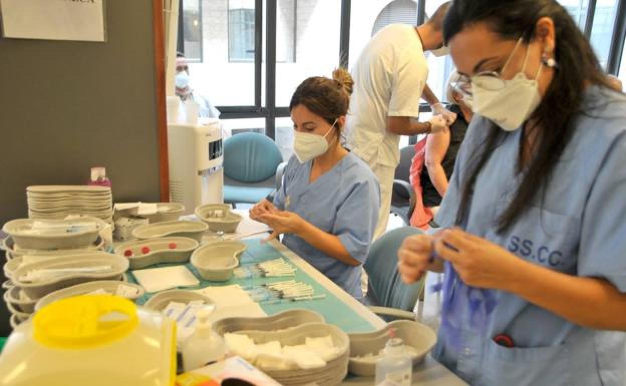 400 enfermeros se ofrecen a doblar turnos para impulsar la vacunación