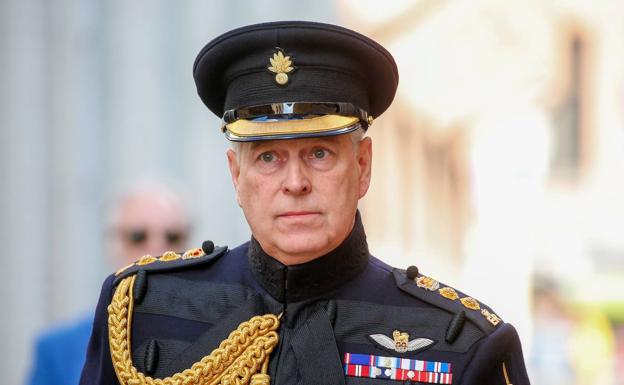El príncipe Andrés vestido de uniforme militar. 