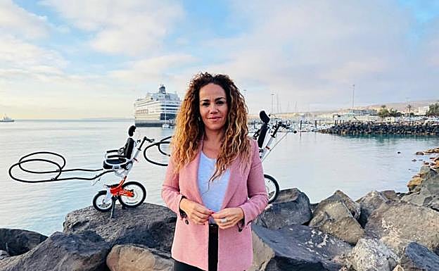 Carmen Alonso, consejera de Accesibilidad, con dos sillas para niños. 