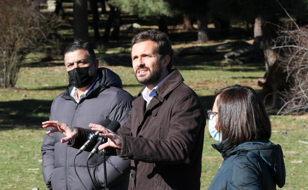 El presidente del PP, Pablo Casado, en un acto en Navas del Marqués (Ávila) este viernes para apoyar al presidente de la Junta, Alfonso Fernandez Mañueco, en su campaña de reelección para los comicios del 13 de febrero.