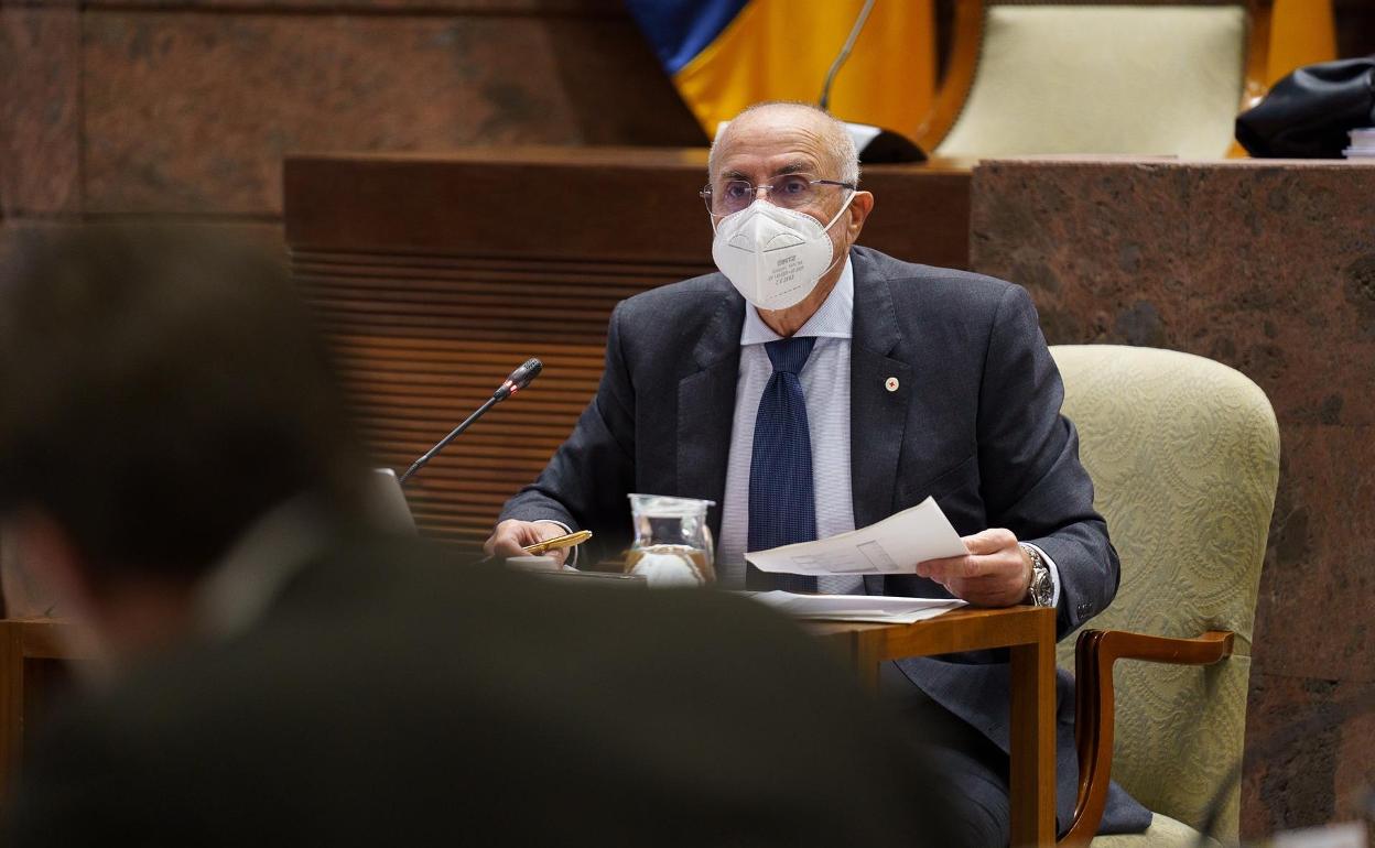 El presidente de Cruz Roja Española en Canarias, Antonio Rico, en comisión parlamentaria. 