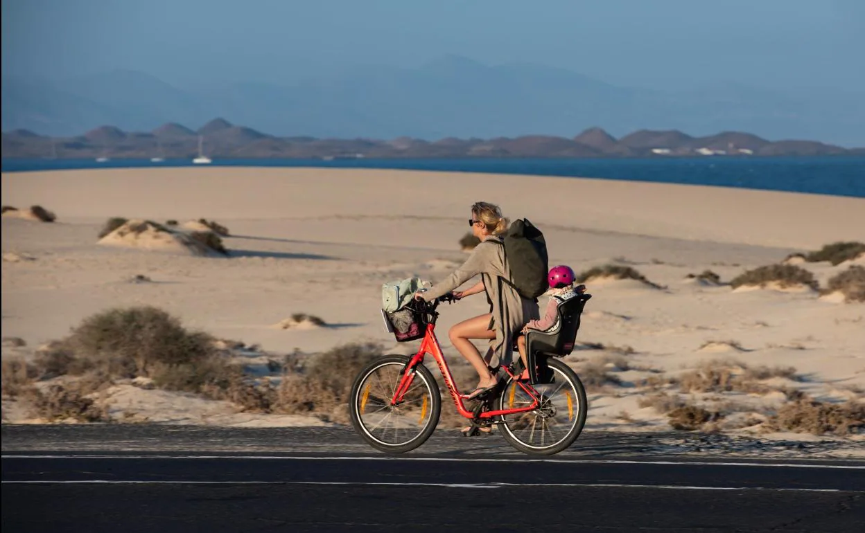 Una mujer y una niña, en la zona de las Grandes Playas, en Fuerteventura. 