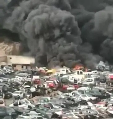 El incendio en el desguace de Granadilla, prácticamente bajo control