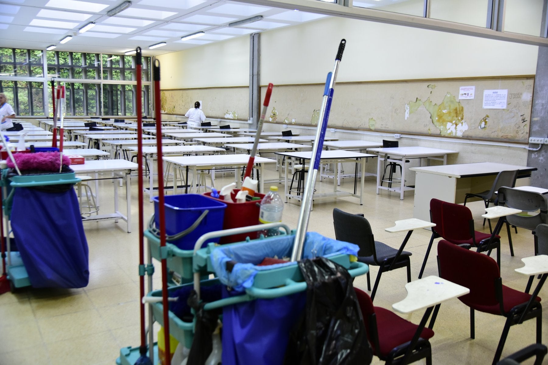 El vicerrector de Estudiantes, David Sánchez, explica que se ha reforzado la limpieza de las aulas.