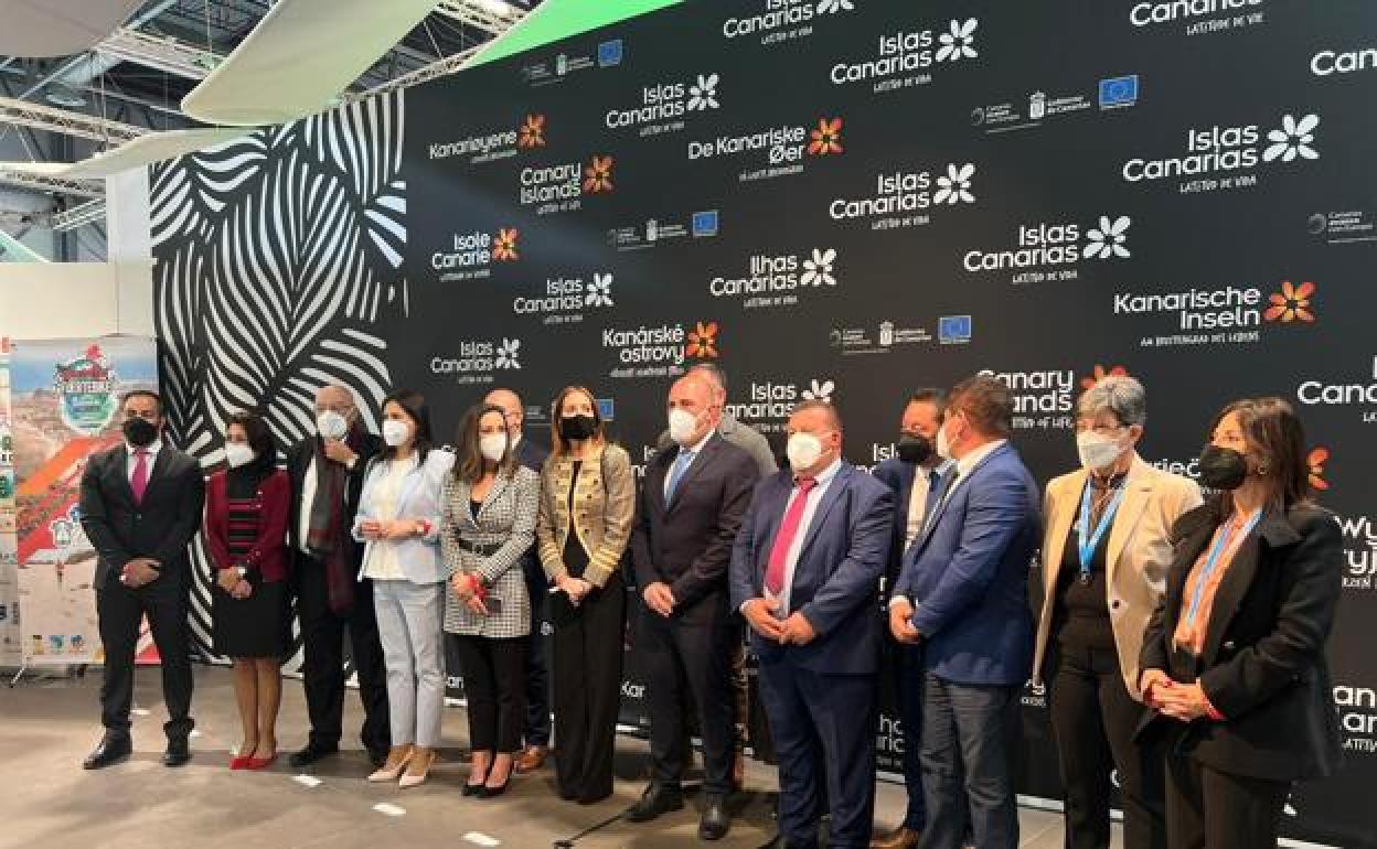 Los alcaldes, concejales de Turismo, el presidente Sergio Lloret y la consejera Jessica de León, en la primera jornada de Fitur. 