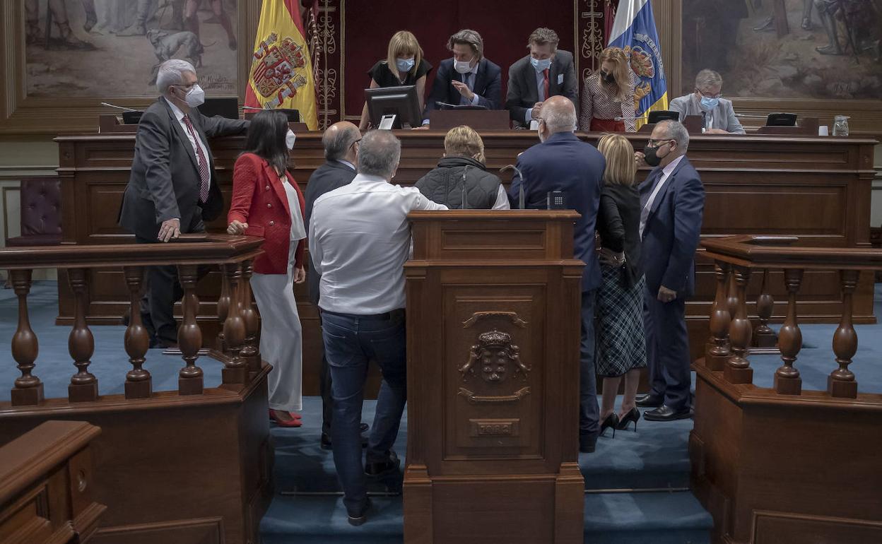 Imagen de una reunión de la Mesa del Parlamento y la junta de portavoces durante un pleno. 
