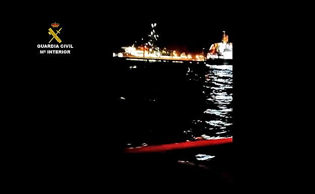 Arrestan a tres ocupantes de una lancha con 1.600 kilos de hachís