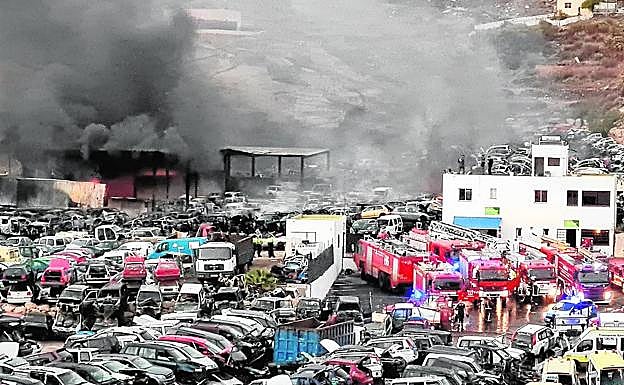 El desguace incendiado. 