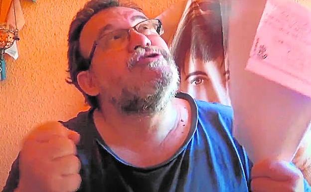 El condenado Francisco José López Sánchez, en un vídeo que emitió quejándose del sistema judicial y con la carta en la mano. 