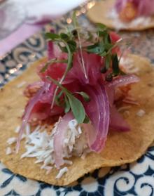 Imagen secundaria 2 - Algunos platos del Anteo: Huevos rotos, ceviche y taco. 