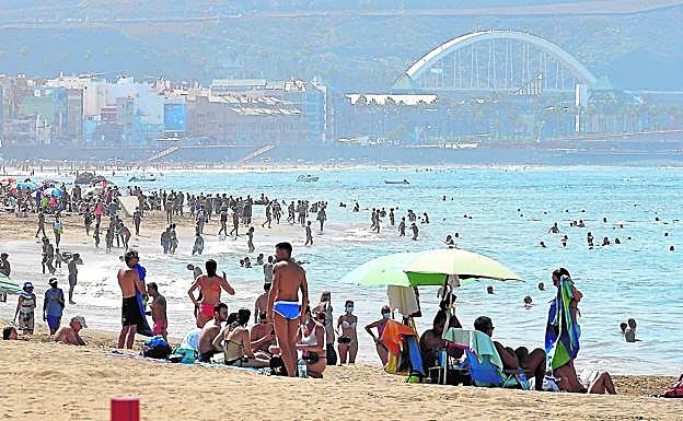 La capital grancanaria cierra los parques infantiles y reduce el aforo en sus playas por el nivel 4 de alerta covid