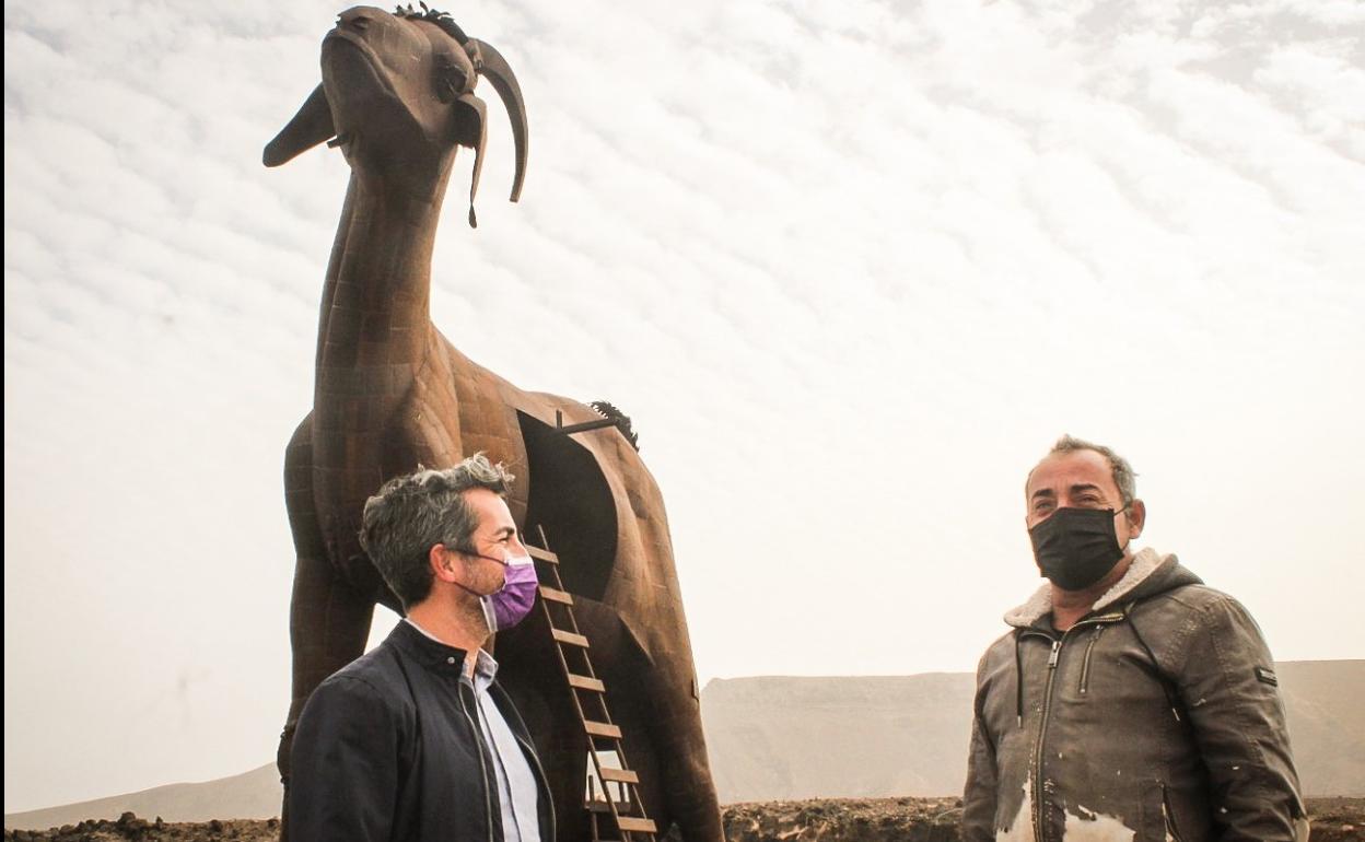 Rayco León, consejero de Cultura, y Juan Miguel Cubas, escultor majorero. 