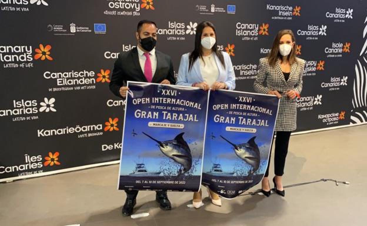 Esther Hernández, alcaldesa, Christian Cabrera, concejal de Deportes, y Jessica de León, consejera de Turismo. 