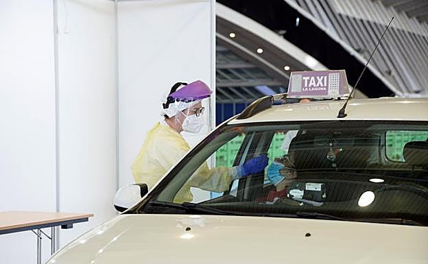 Imagen de una sanitaria tomando una muestra para una PCR en el autocovid de Santa Cruz de Tenerife. 