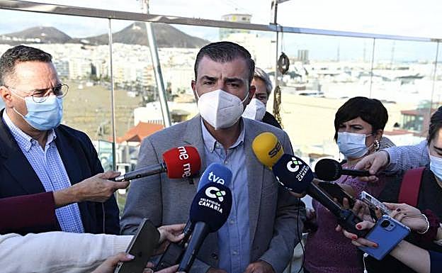 Manuel Dominguez comparece ante los medios. 