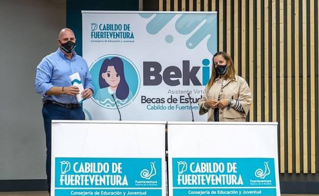 El presidente Sergio Lloret y María Saavedra, consejera de Educación. 