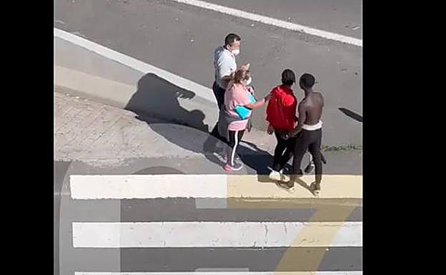 Detienen a dos personas por un presunto robo con violencia a una discapacitada en una guagua