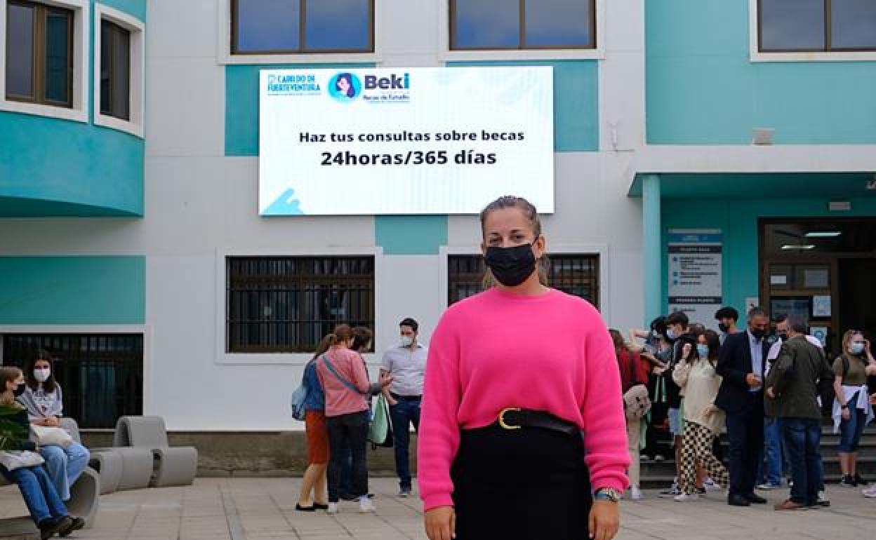 María Saavedra, consejera de Educación y Cultura, en el recibimiento ayer a los etstuidantes Erasmus. 