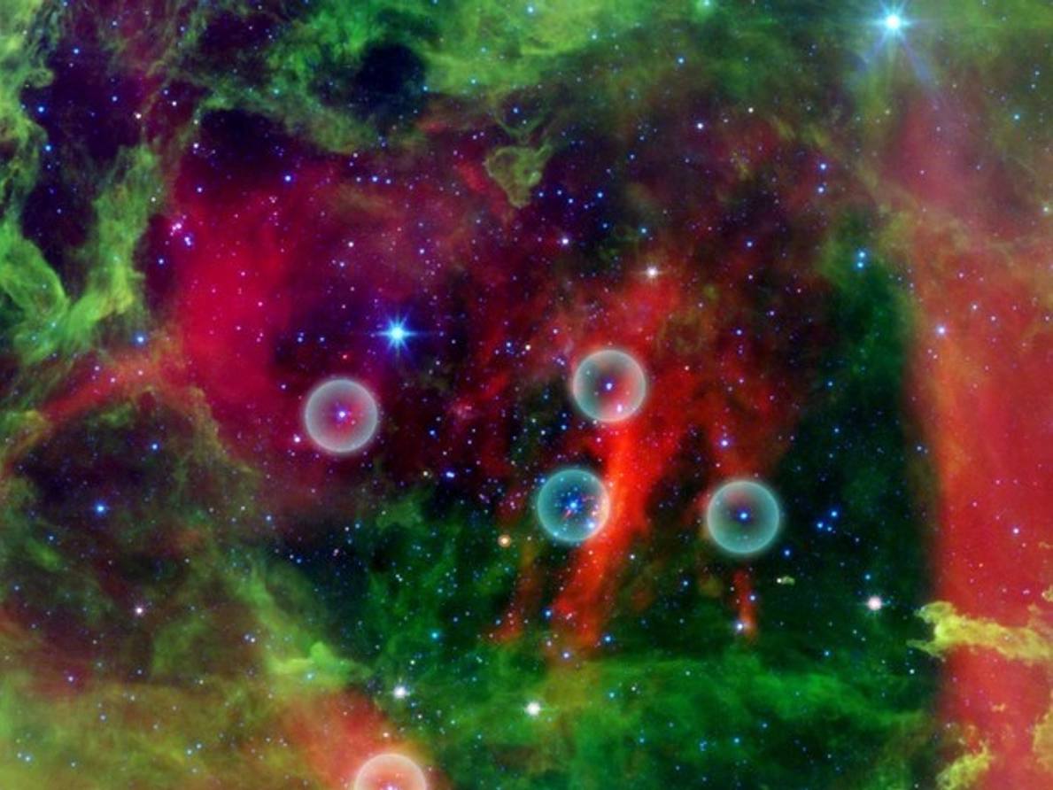 Imagen de infrarrojos de la Nebulosa Roseta con estrellas de clase O supercalientes 