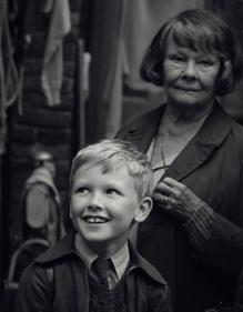 Imagen secundaria 2 - La familia protagonista en el cine. Kenneth Branagh en el rodaje y el pequeño Jude Hill junto a Judi Dench, su abuela en 'Belfast'.