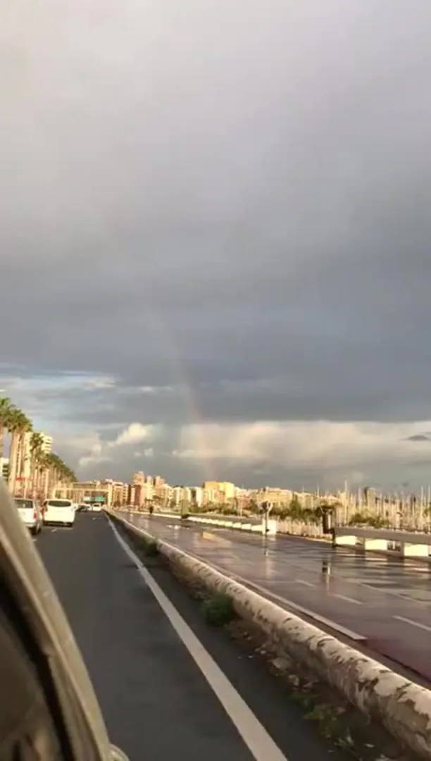 Un arco iris se asoma en la capital grancanaria